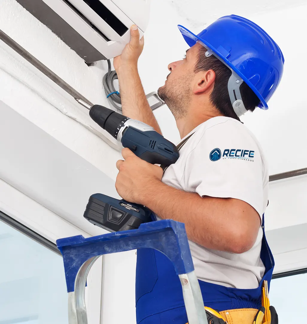 Técnico de ar-condicionado realizando climatização comercial em Recife