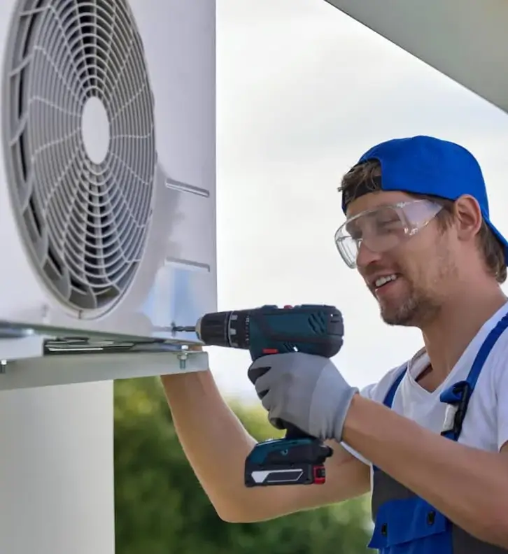 Técnico instalando ar-condicionado split com furadeira em residência no Recife