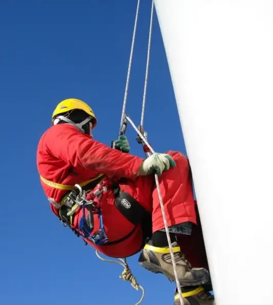Técnico em rapel realizando manutenção predial de ar-condicionado no Recife