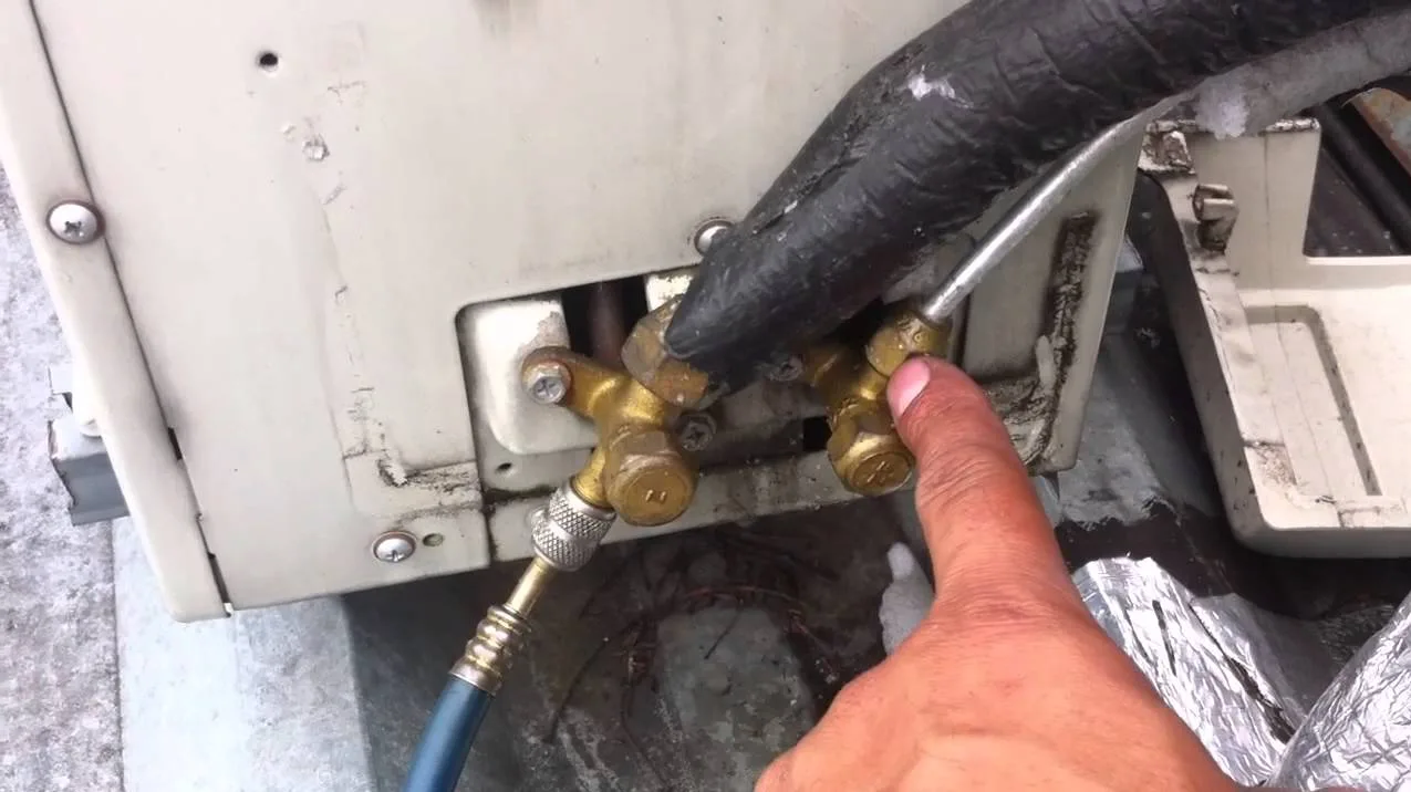 Diagnóstico de vazamento e recarga de gás em ar-condicionado no Recife