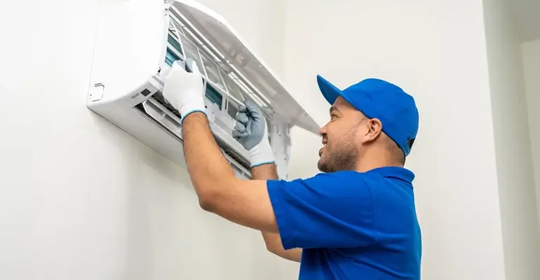 Técnico instalando ar-condicionado split em apartamento no Recife