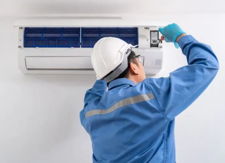 Técnico realizando manutenção preventiva de ar-condicionado no Recife