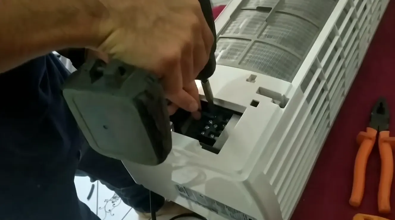 Técnico realizando instalação de ar condicionado split