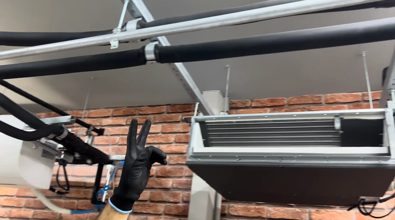Condensadoras de sistema multi-split e VRF em cobertura comercial